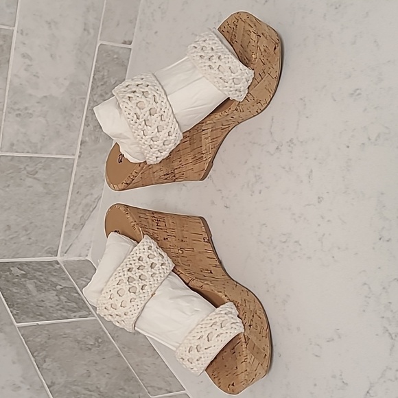 Qupid tan & white wedge 6.5 - Picture 4 of 4